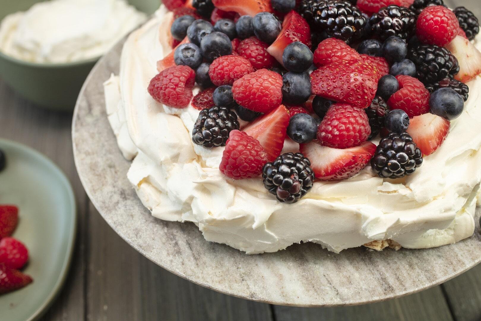 bigstock-Pavlova-Meringue-Cake-Dessert--247010116 (Large)-min